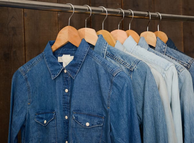 Những chiếc áo sơ mi denim đẹp nhất cho nam giới bạn có thể mua vào năm 2022 1 Shutterstock