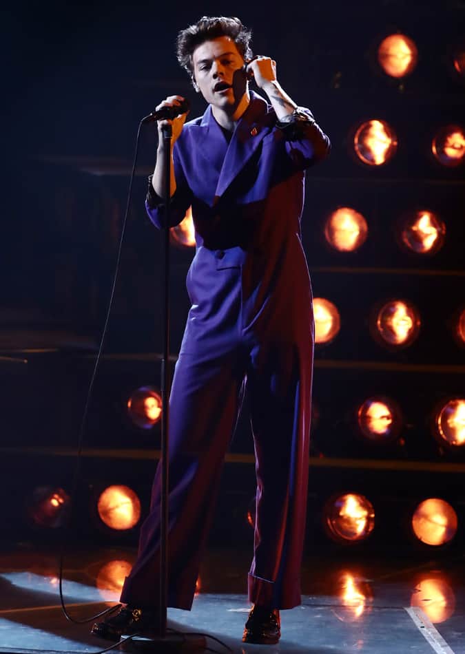 May đo quá khổ: cách truyền năng lượng cho bộ đồ lớn 5 Harry styles