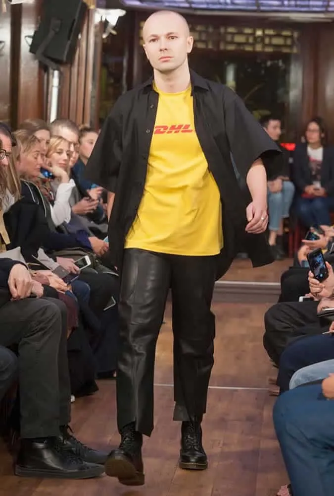 Áo thun dhl của vetements