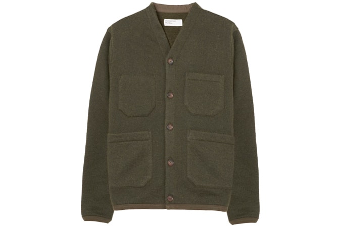 5 cách thời trang để mặc theo xu hướng lông cừu 15 Universal works cardigan in olive wool fleece