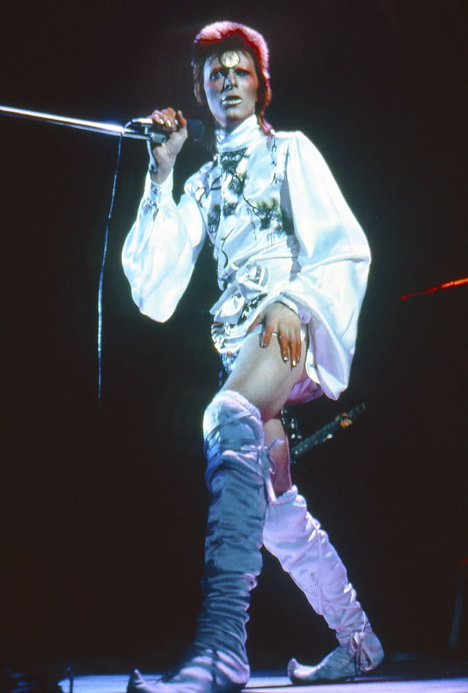 Thế giới có thực sự cần thời trang unisex? 4 David bowie trên sân khấu