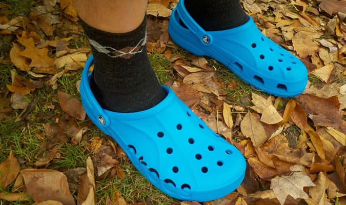 Xu hướng thời trang nam tồi tệ nhất mọi thời đại 18 Giày crocs nam