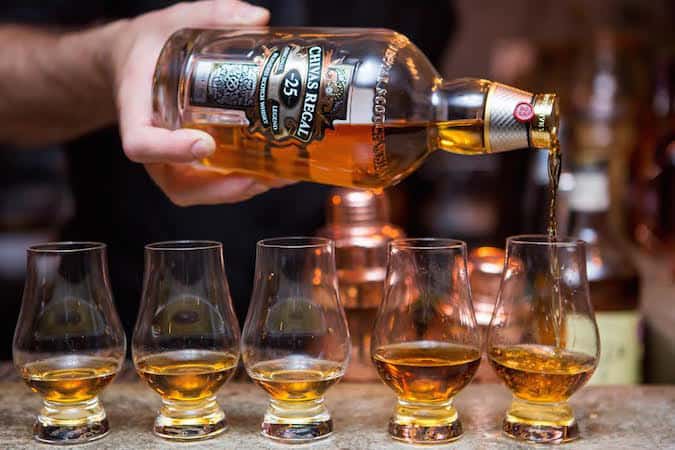 Ngày của cha trị giá 150. 000 bảng anh trọn vẹn với máy bay phản lực riêng 14 Chivas regal art of blending tại milroy's of soho vào thứ năm ngày 12 tháng 5 năm 2016.