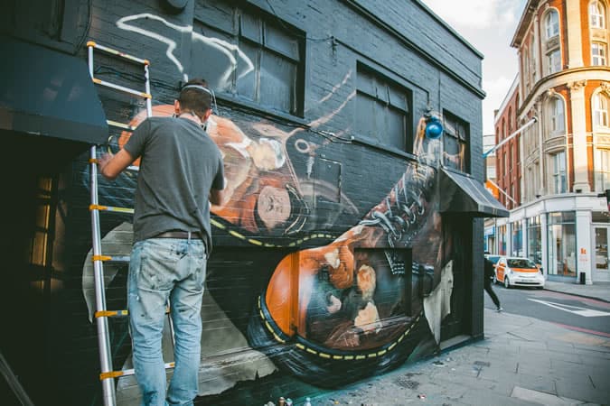 Tiến sĩ martens dán tem lên shoreditch 11 Tiến sĩ martens x hogarth: bức tranh tường