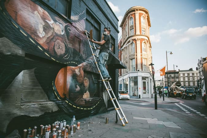 Tiến sĩ martens dán tem lên shoreditch 12 Tiến sĩ martens x hogarth: bức tranh tường