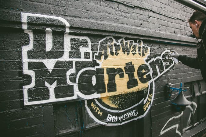 Tiến sĩ martens dán tem lên shoreditch 13 Tiến sĩ martens x hogarth: bức tranh tường