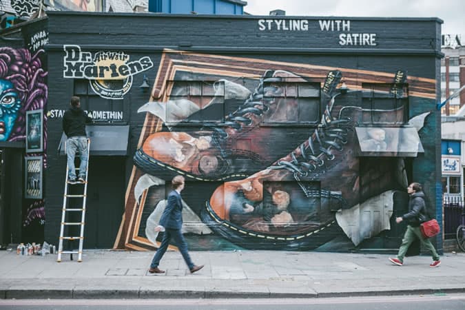 Tiến sĩ martens dán tem lên shoreditch 14 Tiến sĩ martens x hogarth: bức tranh tường