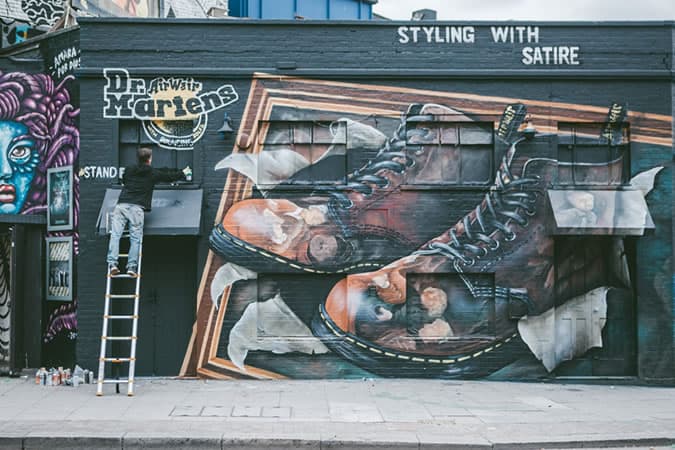 Tiến sĩ martens dán tem lên shoreditch 15 Tiến sĩ martens x hogarth: bức tranh tường