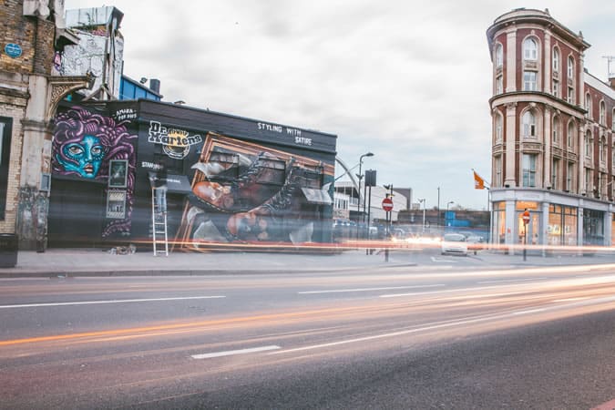 Tiến sĩ martens dán tem lên shoreditch 23 Tiến sĩ martens x hogarth: bức tranh tường