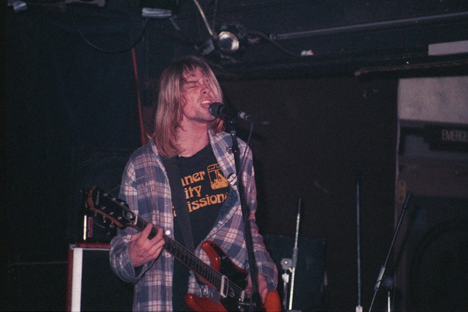 Những chiếc áo sơ mi kẻ sọc đáng mua nhất vào năm 2022 2 Kurt cobain biểu diễn
