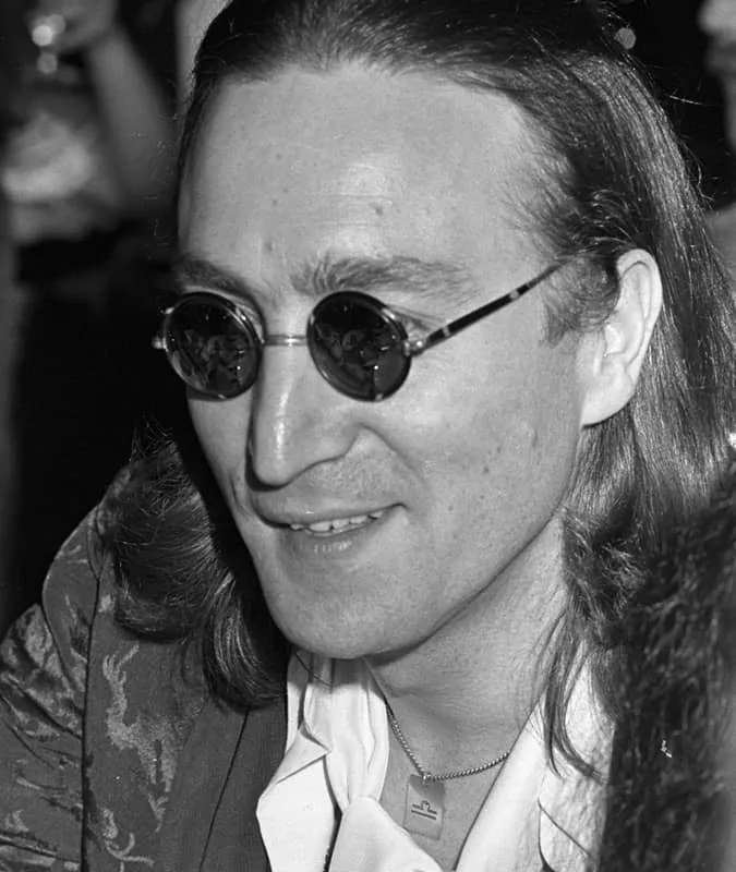 John lennon 'đeo kính râm tròn