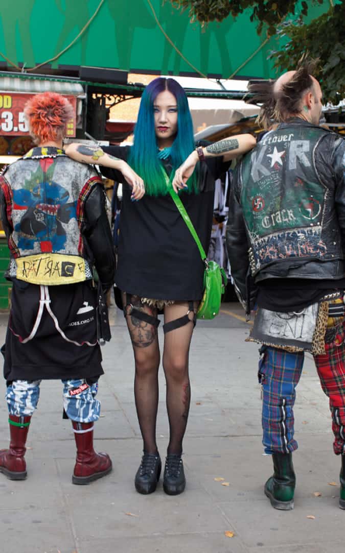 1648250385 861 chien dich dr martens aw14