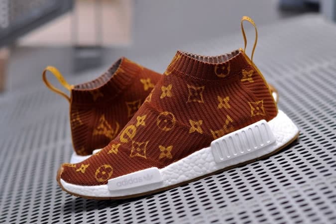 Cuối cùng thì hợp tác với giày thể thao đã đi quá xa chưa? 4 Supreme x louis vuitton all over print custom adidas nmd cs1 sneaker