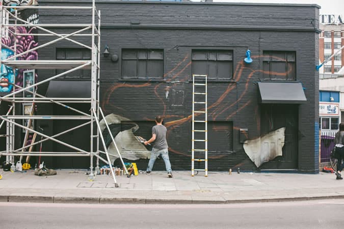 Tiến sĩ martens dán tem lên shoreditch 10 Tiến sĩ martens x hogarth: bức tranh tường