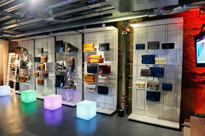 Cửa hàng hàng đầu mới của công ty cambridge satchel ở london