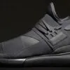 Y-3 ra mắt qasa toàn màu xám