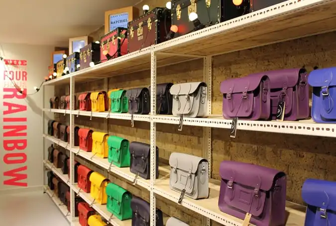 Cửa hàng pop up của công ty cambridge satchel ở spitalfields