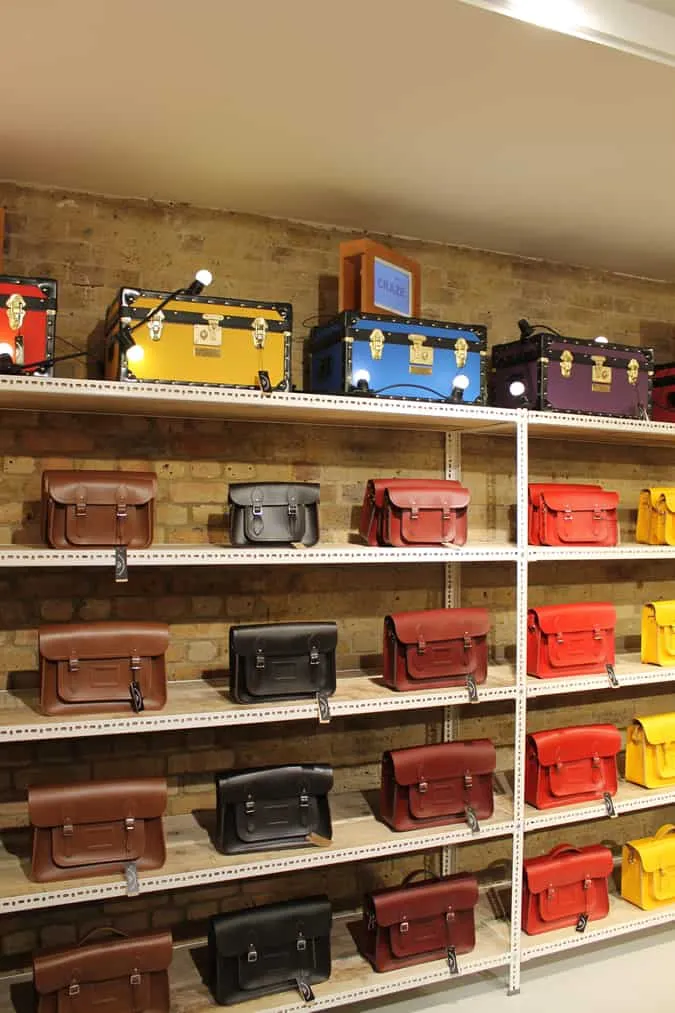 Cửa hàng pop up của công ty cambridge satchel ở spitalfields