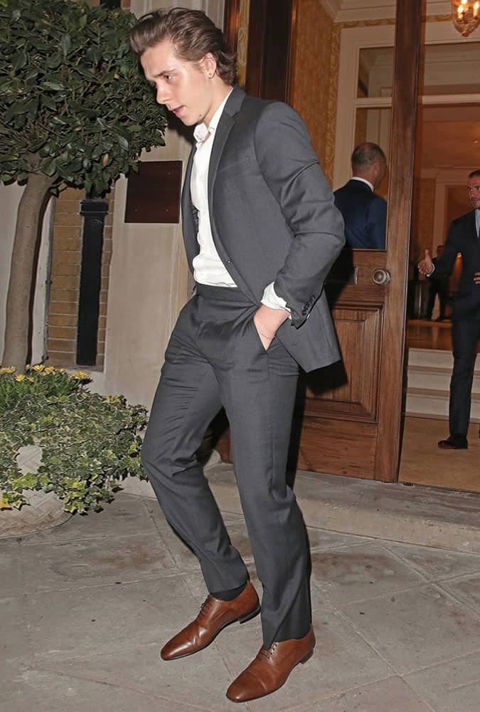 Brooklyn beckham mặc bộ đồ màu xám