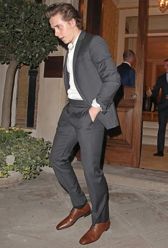Brooklyn beckham mặc bộ đồ màu xám