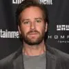 Mặc một bộ đồ họa tiết không dễ dàng, nhưng armie hammer đóng đinh nó