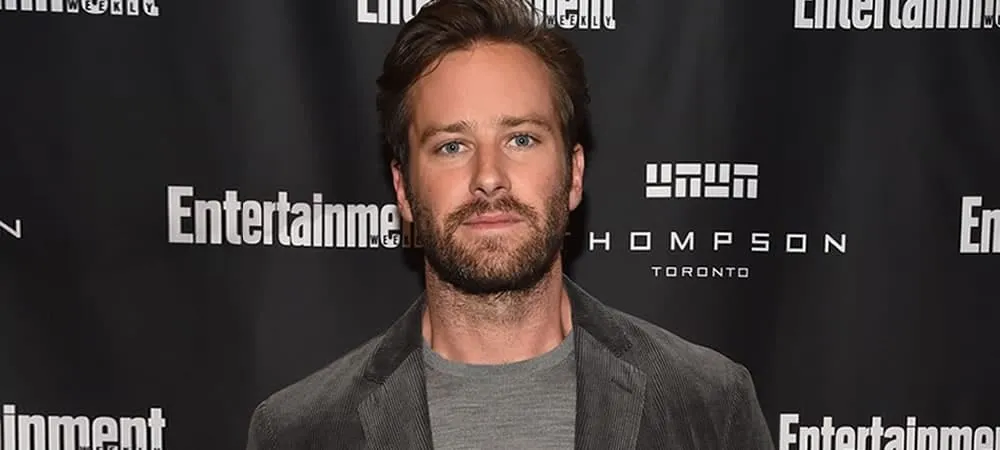 Mặc một bộ đồ họa tiết không dễ dàng, nhưng Armie Hammer đóng đinh nó