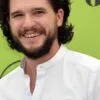 Kit harington cho thấy tại sao màu đen và trắng luôn phong cách
