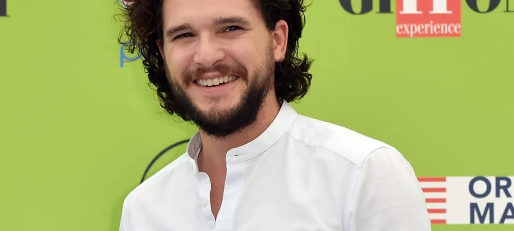 Kit Harington cho thấy tại sao màu đen và trắng luôn phong cách