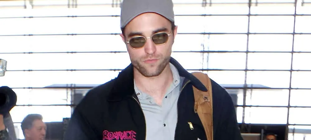 Robert Pattinson tạo kiểu sân bay phù hợp với mùa lễ hội