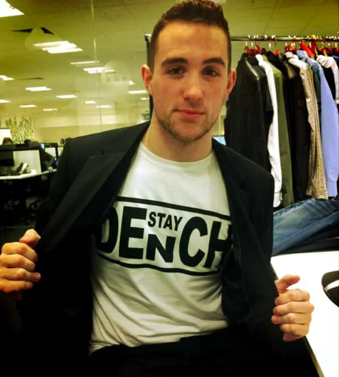 Neil thornton trong áo phông the stay dench