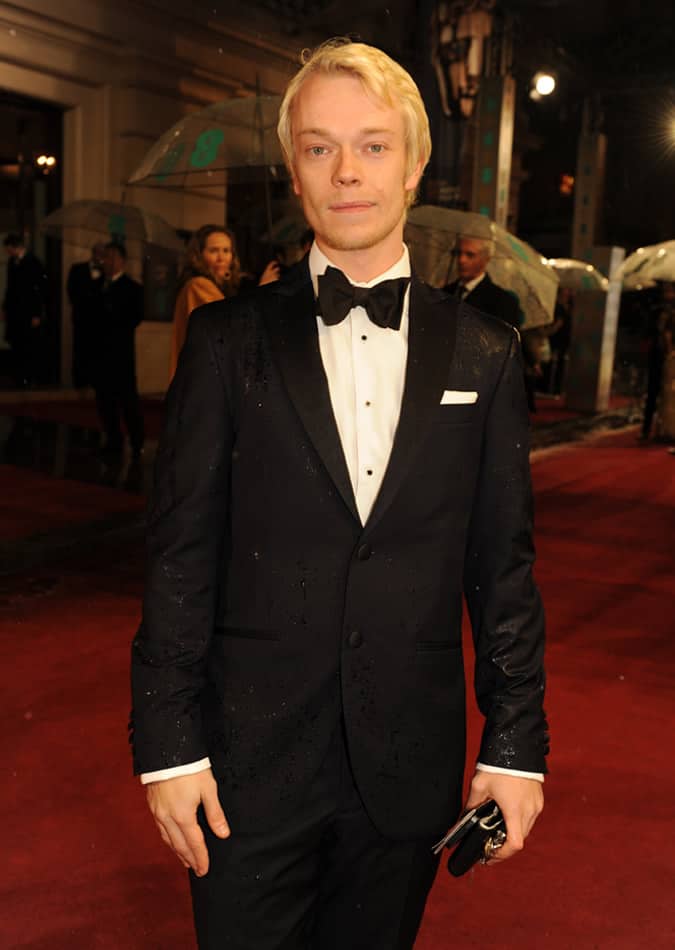 Hackett tại bafta's 2013 11 Alfie allen - hackett tại bafta's 2013