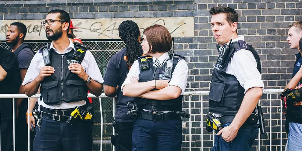 Các nhân viên cảnh sát đi tuần tra tại cửa hàng vlone pop-up ở london