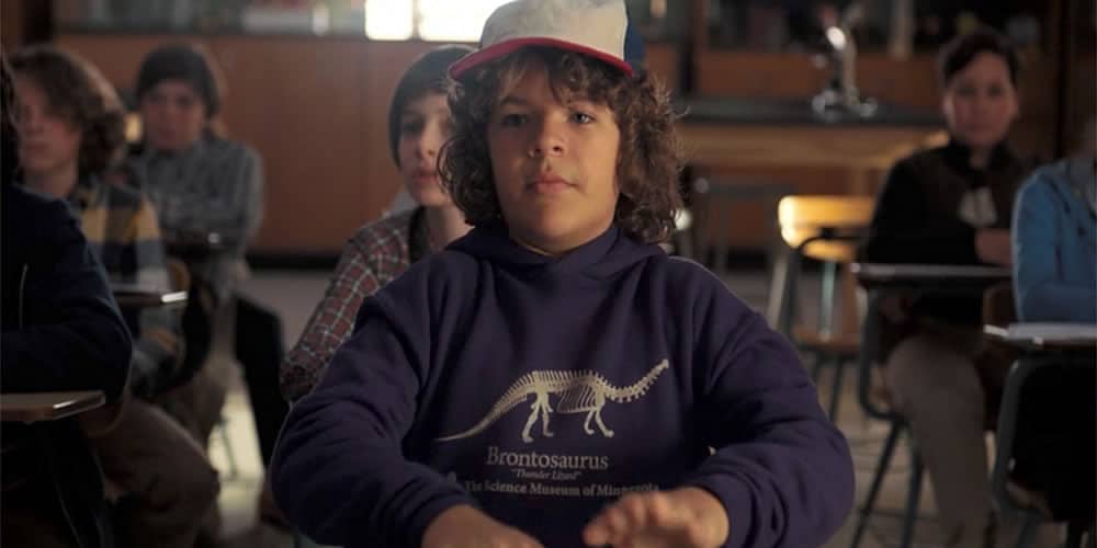 Dustin In Stranger Things mặc một chiếc áo khoác Brontosaurus