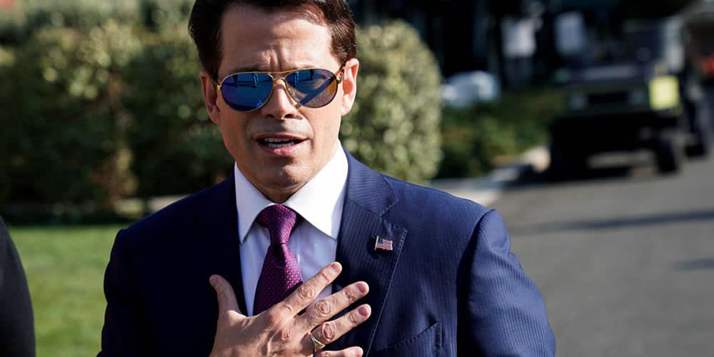Anthony Scaramucci đeo kính râm Aviator màu xanh với bộ đồ