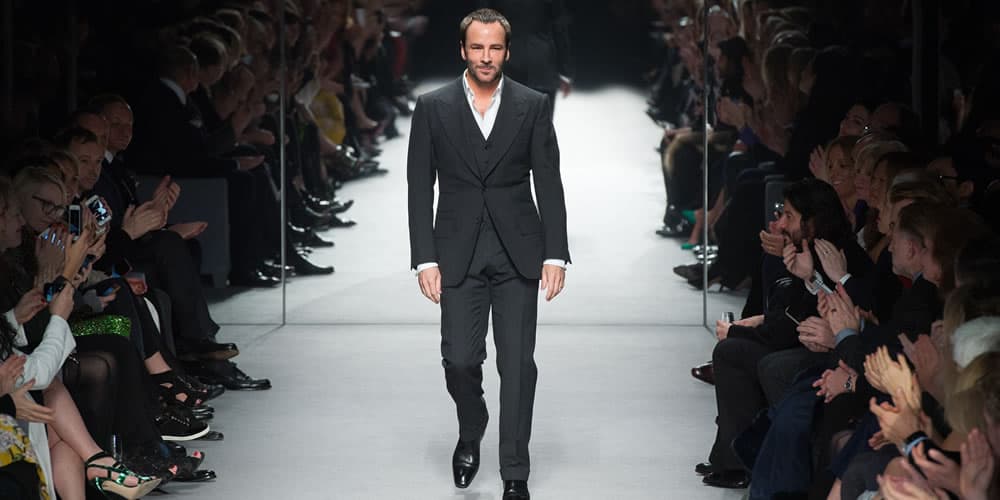 Tom Ford đi bộ xuống đường băng