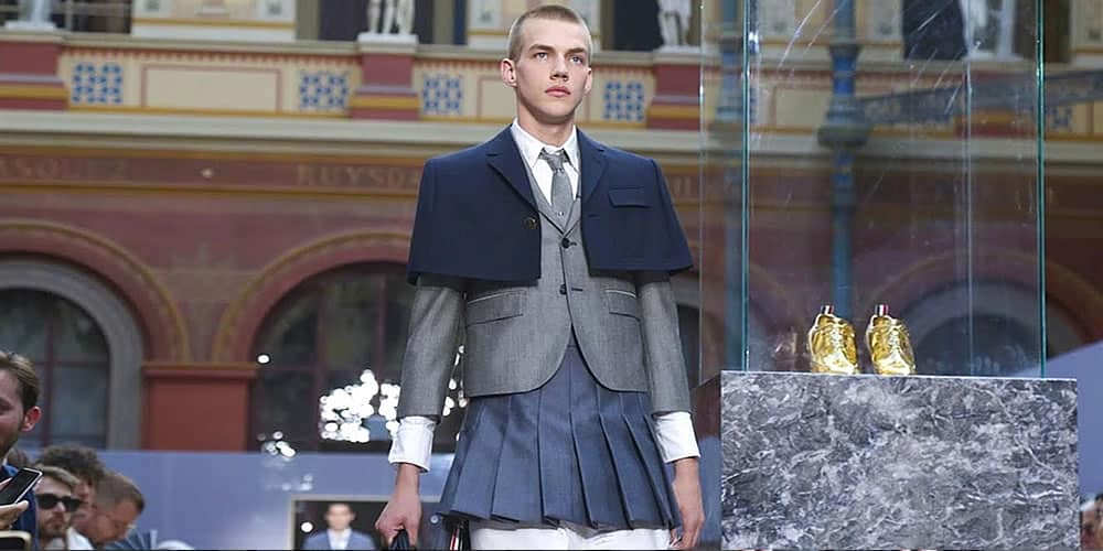 Người mẫu mặc áo sơ mi và váy xếp ly tại Thom Brown Fashion Show