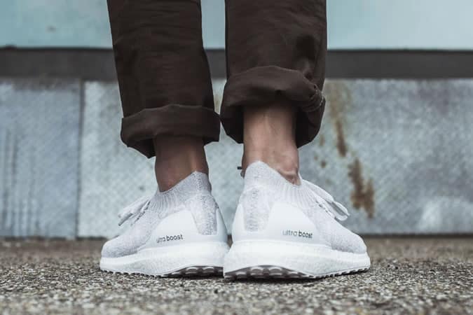 Cái nhìn đầu tiên về adidas ultraboost uncaged triple white 2. 0 1 Giày adidas ultraboost uncaged triple white 2. 0 phía sau
