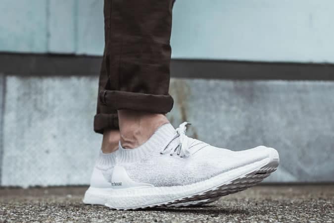 Cái nhìn đầu tiên về adidas ultraboost uncaged triple white 2. 0 2 Mặt adidas ultraboost uncaged triple white 2. 0