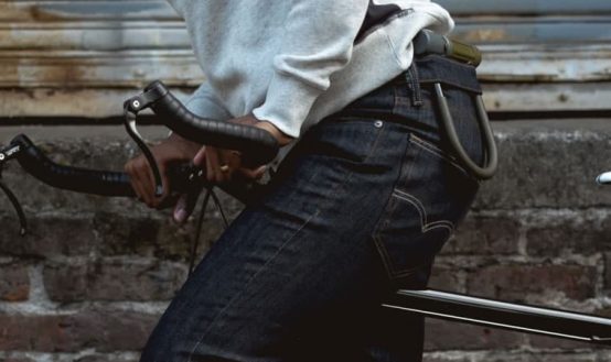 Cách nâng cấp quần jean của bạn cho mùa thu / đông