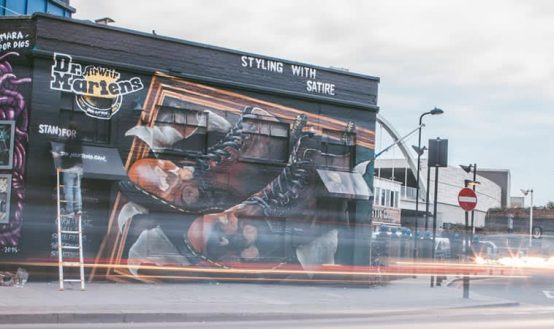 Tiến sĩ Martens dán tem lên Shoreditch