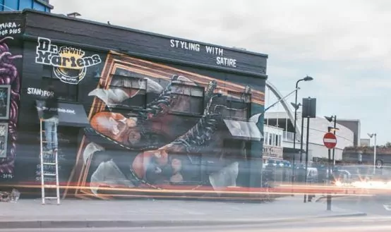Tiến sĩ Martens dán tem lên Shoreditch