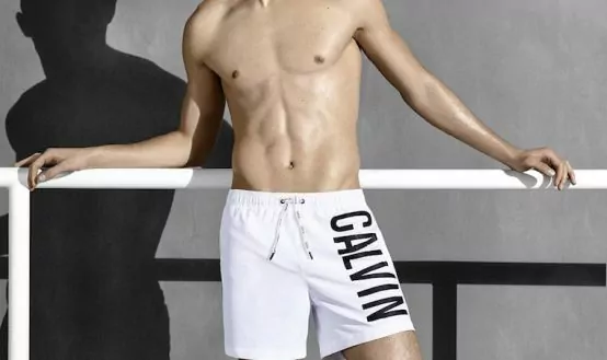 Calvin Klein Móng Tay Hồ Bơi Mát Mẻ Với Đồ Bơi Ra Mắt