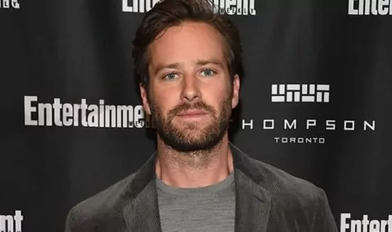 Mặc một bộ đồ họa tiết không dễ dàng, nhưng Armie Hammer đóng đinh nó