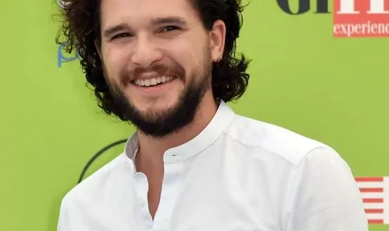 Kit Harington cho thấy tại sao màu đen và trắng luôn phong cách