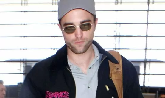 Robert Pattinson tạo kiểu sân bay phù hợp với mùa lễ hội